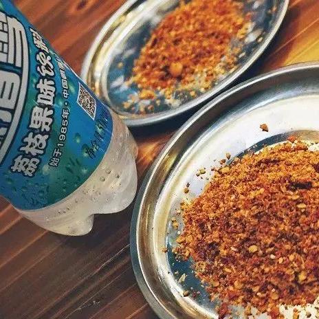 深夜烧烤朋友圈文案的新潮流：如何利用文字描绘烧烤的香气与朋友间的欢乐时光?